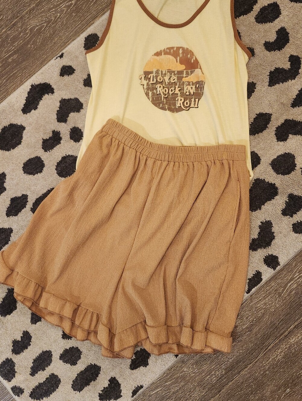 Lularoe Simply Comfortable Ruffle Light Brown Elastic Shorts Size Medium NEW - Picture 6 of 7